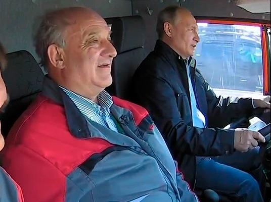 Tong thong Putin lai xe tai qua cau noi dat lien Nga - Crimea hinh anh