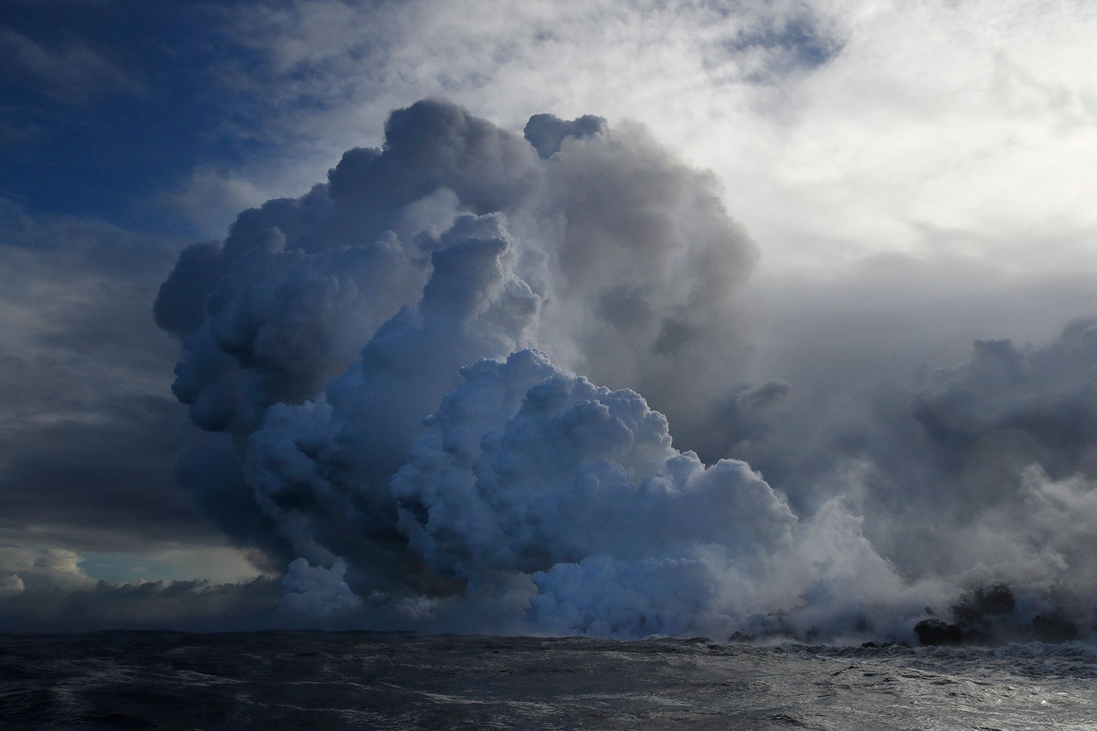 Hawaii bao dong vi may acid tu dung nham nui lua hinh anh