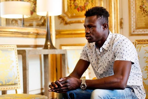 ‘Nguoi nhen’ leo 4 lau cuu be trai duoc hua trao quoc tich Phap hinh anh