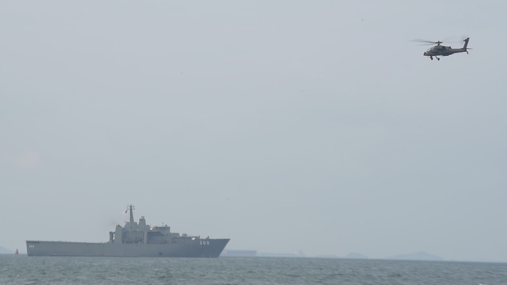 Tau chien, truc thang Singapore bao ve cuoc gap Trump - Kim hinh anh