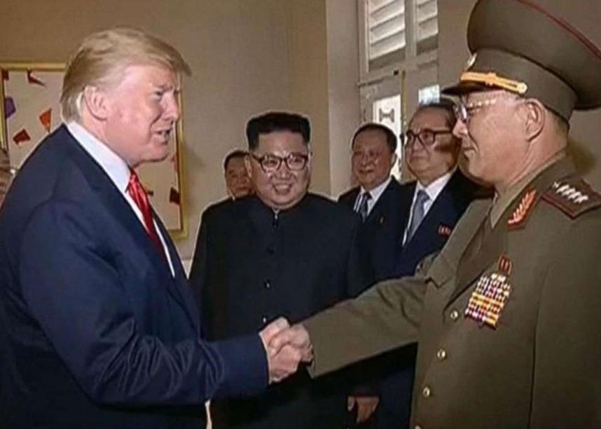 Kieu chao gay tranh cai cua Tong thong Trump hinh anh