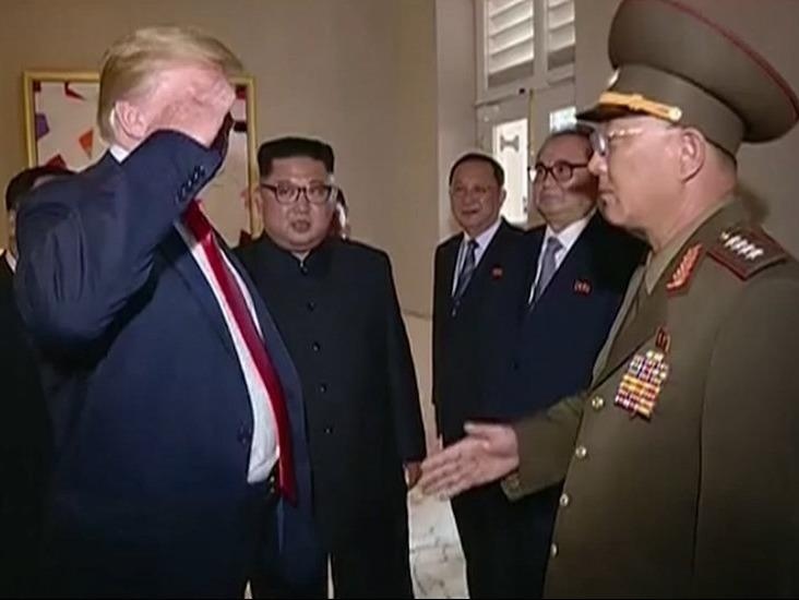 Trump bi chi trich vi chao kieu nha binh voi tuong Trieu Tien hinh anh