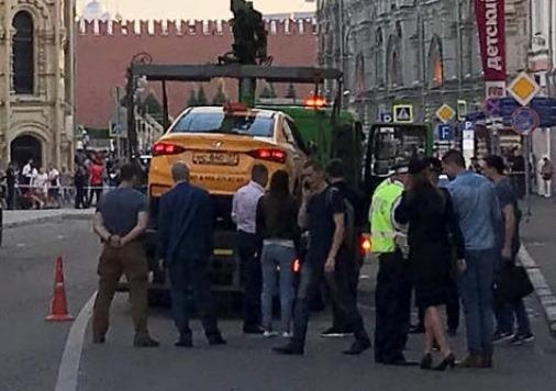 Taxi lao vao dam dong gom co dong vien o Moscow, 8 nguoi bi thuong hinh anh