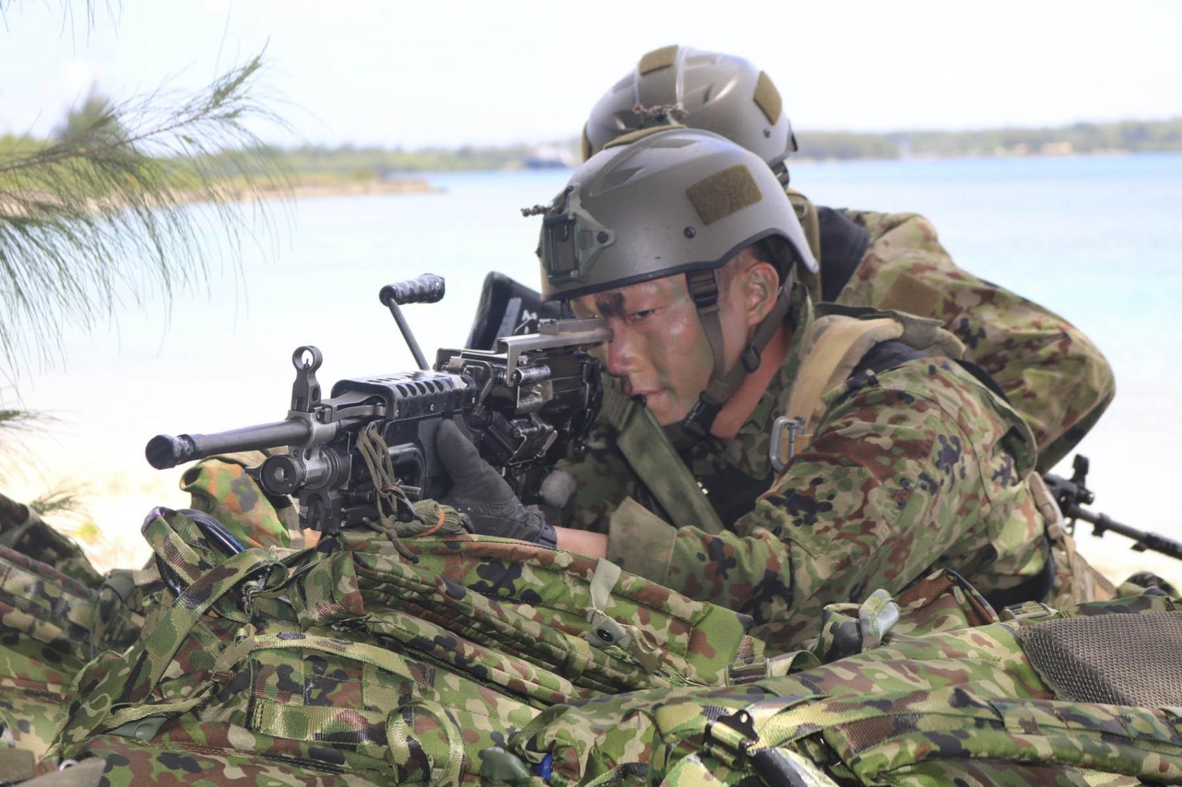 Nhat Ban tap tran chong do bo chiem dao trong dem hinh anh