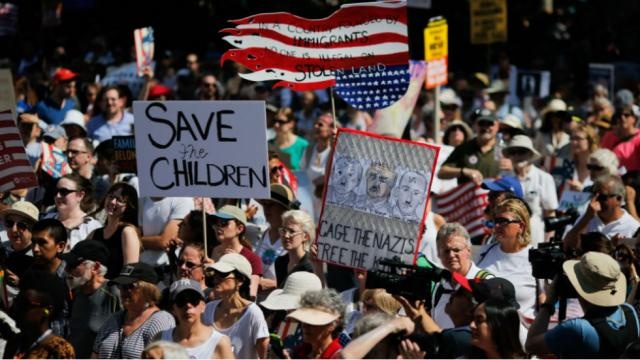 Bieu tinh khap nuoc My phan doi chinh sach nhap cu cua Trump hinh anh