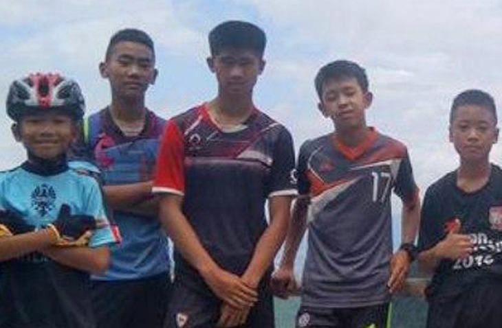 Doi bong Thai uong nuoc chay tu vach da trong hang de song sot hinh anh