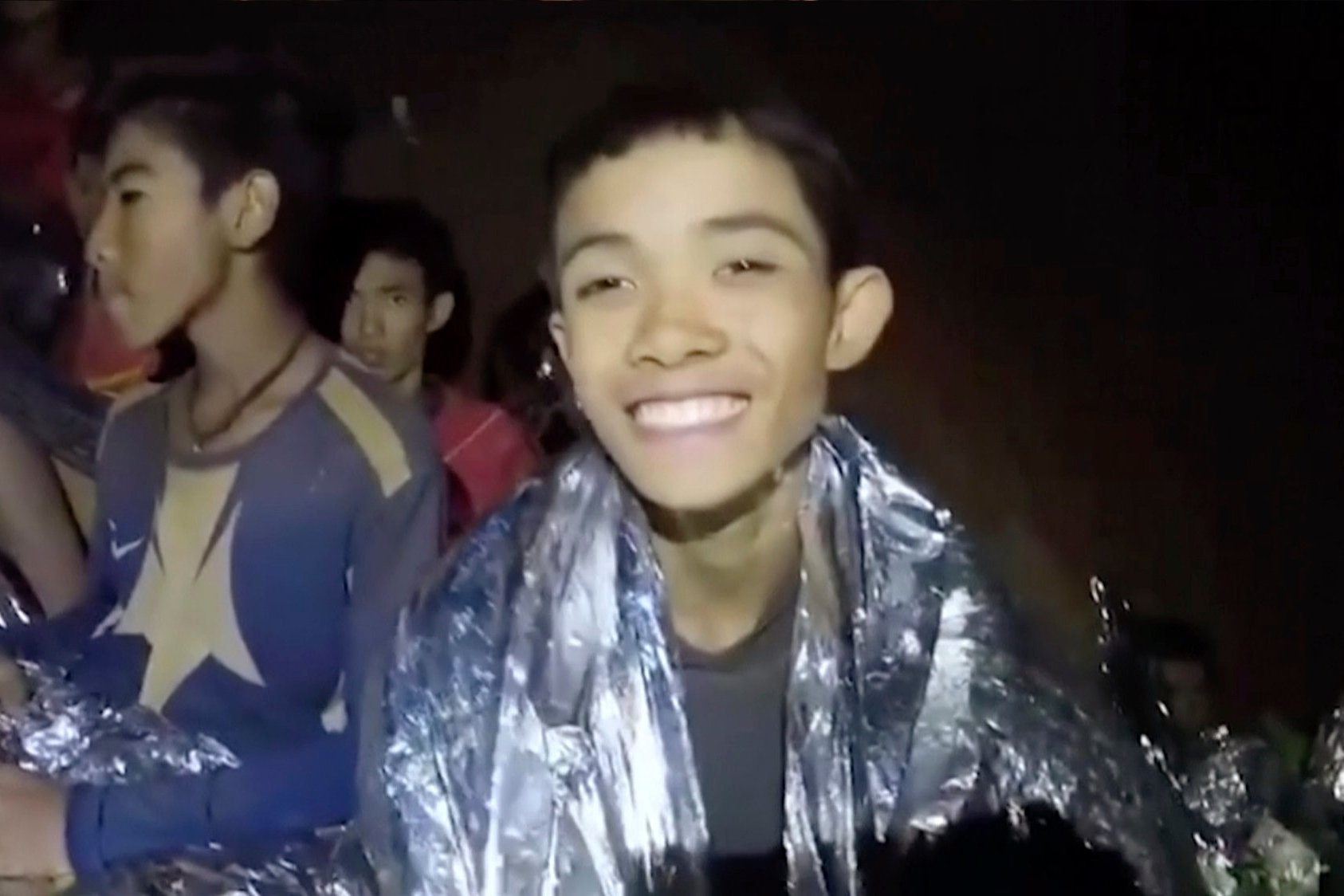 Vua Thai ra lenh gap rut giai cuu doi bong khoi hang hinh anh