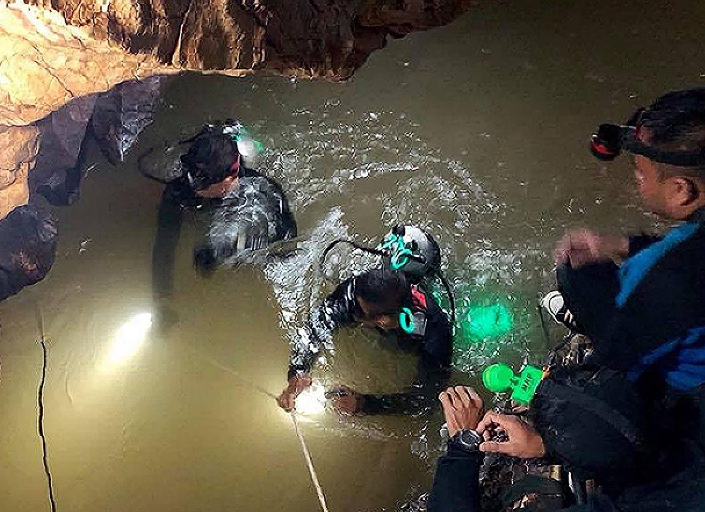 Cac tho lan phan cong giai cuu doi bong Thai nhu the nao? hinh anh