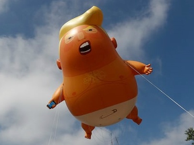 Bieu tinh va bong bong don Trump trong chuyen cong du Anh hinh anh