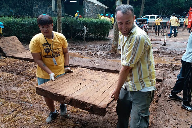 4.000 tinh nguyen vien don dep Tham Luang sau cuoc giai cuu hinh anh