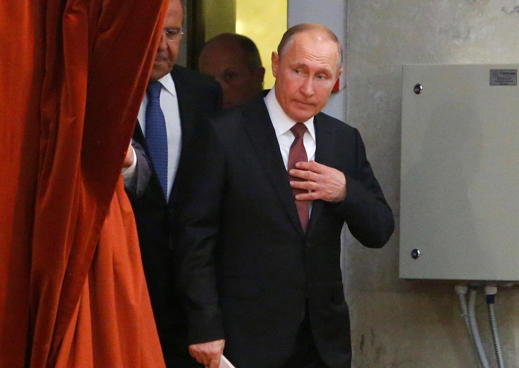 Chua het song gio, Trump moi Putin den Nha Trang cho thuong dinh lan 2 hinh anh