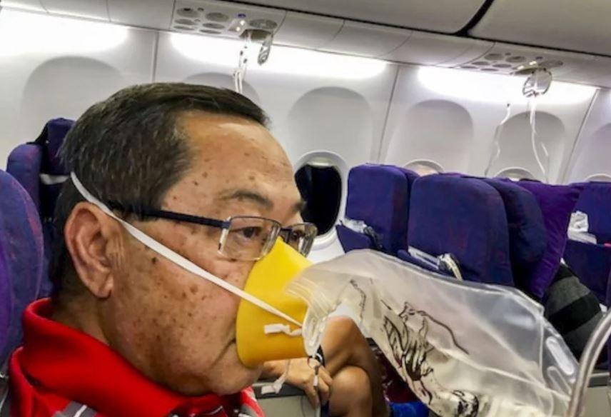 Hanh khach ke lai khoanh khac may bay Trung Quoc roi tu do 7.600 m hinh anh