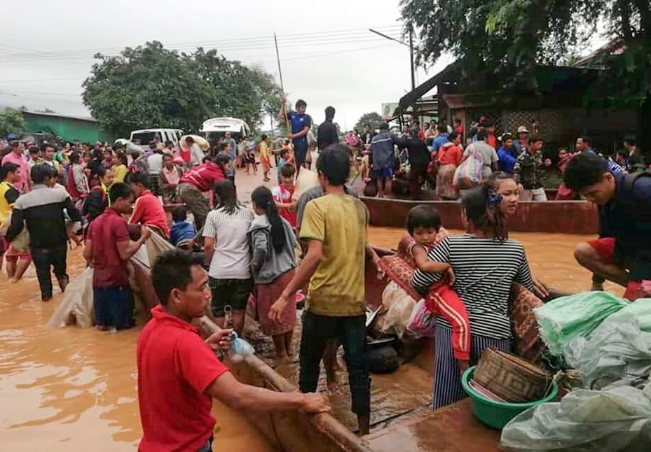 Vo dap thuy dien Lao, hang nghin nguoi trong canh man troi chieu dat hinh anh