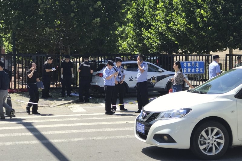 Canh sat phong toa dai su quan My o Bac Kinh sau vu no bom hinh anh