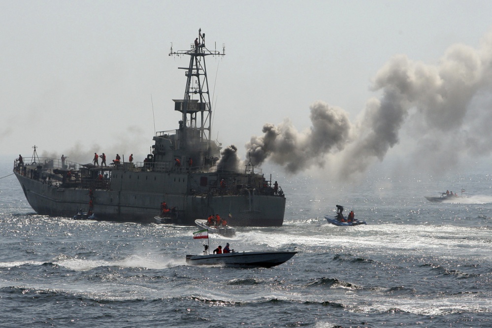 Hon 100 tau Iran tap tran o vung Vinh, gui thong diep cung ran den My hinh anh