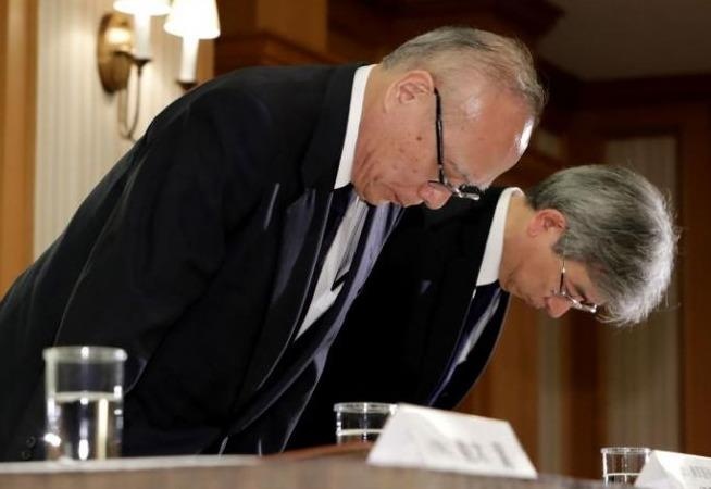 Lanh dao DH Nhat cui rap nguoi xin loi vi sua diem thi cua thi sinh hinh anh