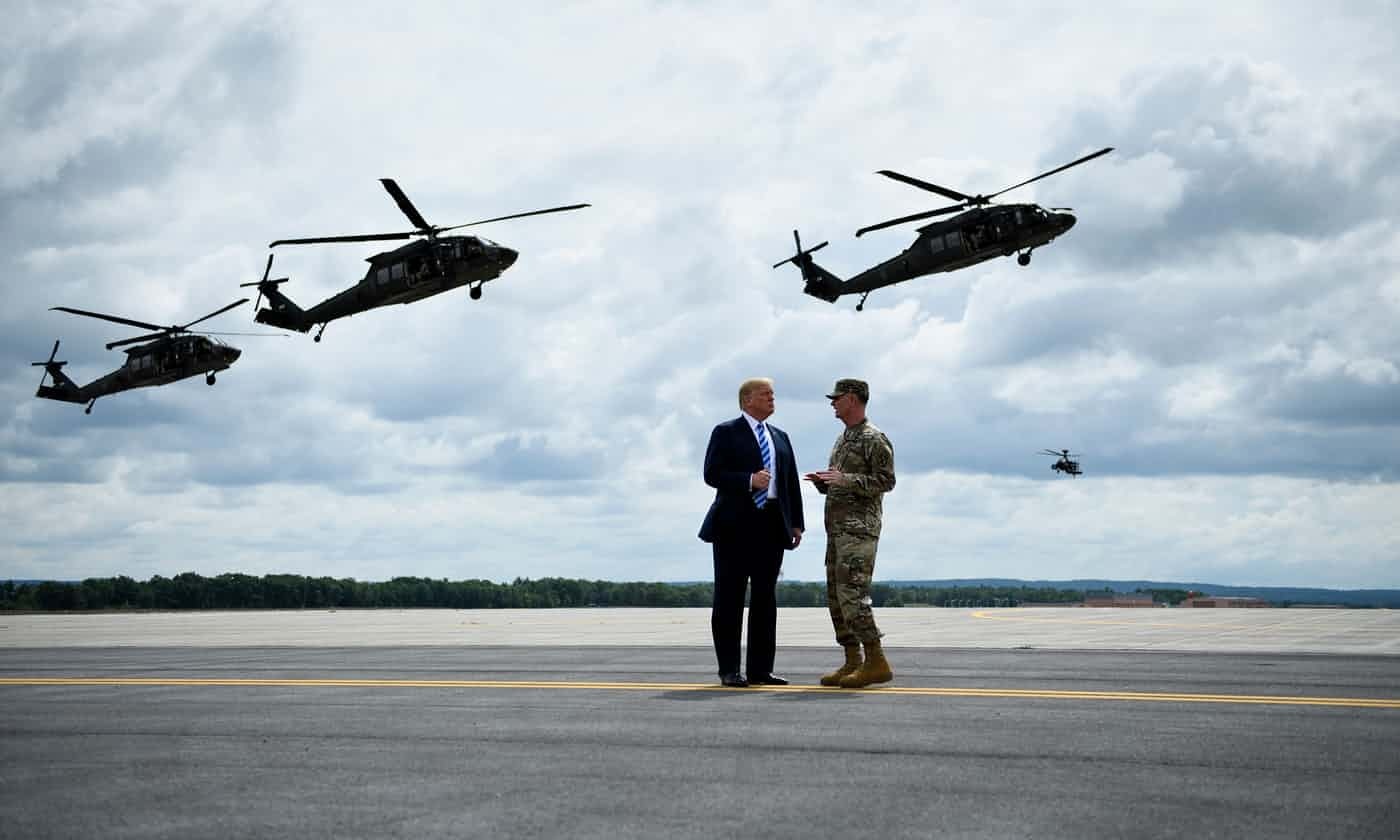 Trump duyet binh anh 1
