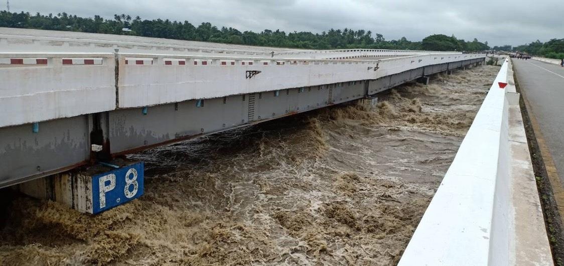 Vo dap o Myanmar, thi tran, lang mac chim trong nuoc lu hinh anh