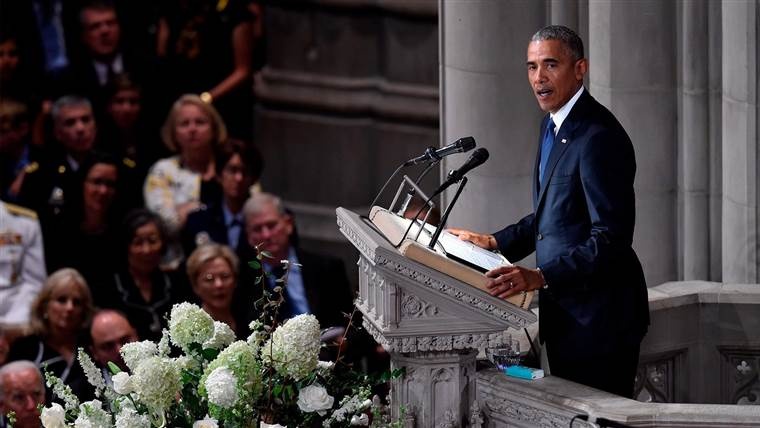 Tang le John McCain - Loi canh tinh ve mot nuoc My chia re vi Trump hinh anh