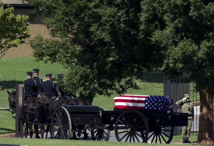 Hanh trinh cuoi cung cua John McCain - an nghi canh nguoi ban than hinh anh