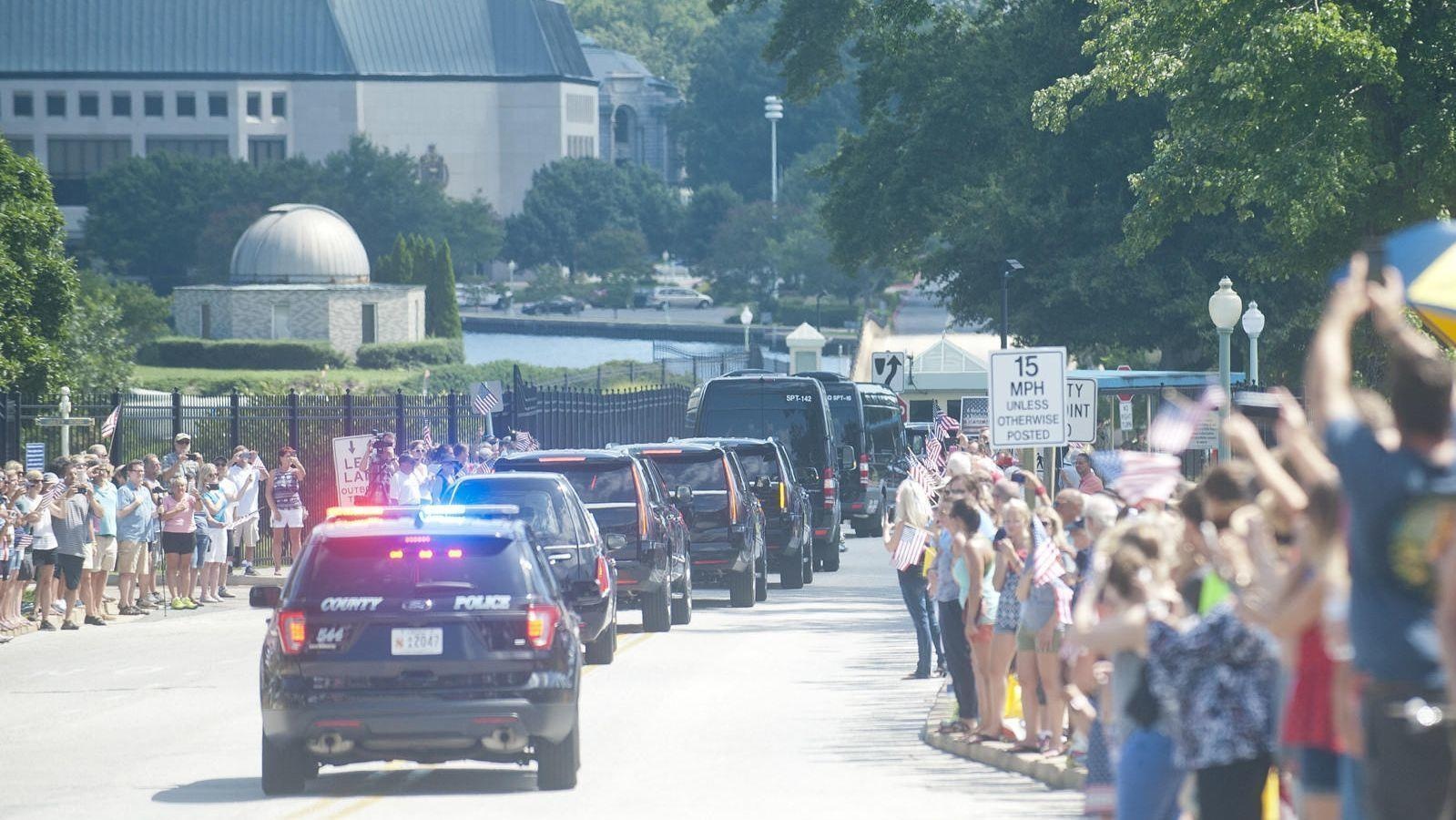 tang le John McCain anh 1