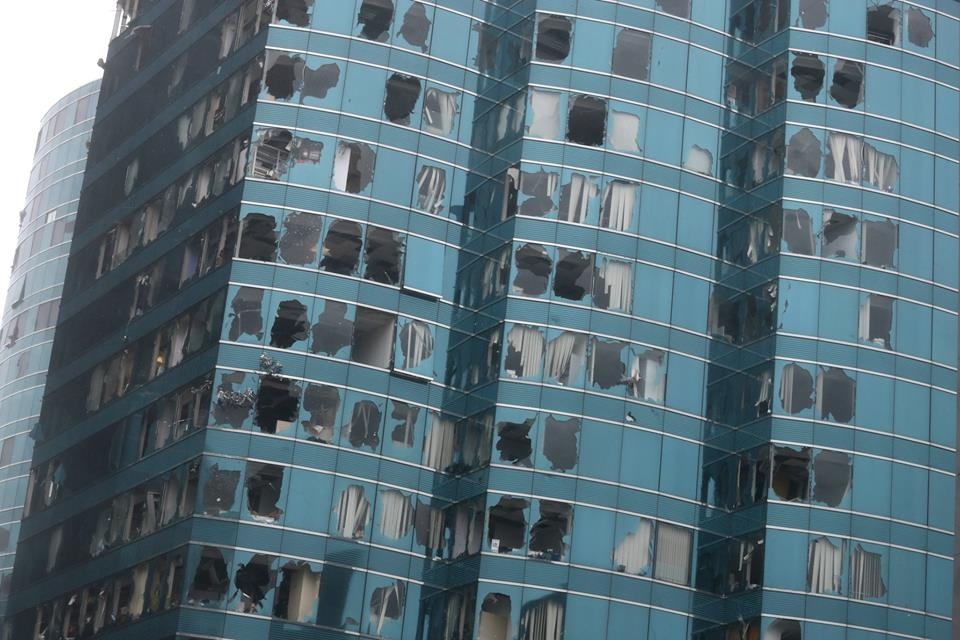 Cua kinh vo vun tai cao oc Hong Kong sau bao Mangkhut hinh anh
