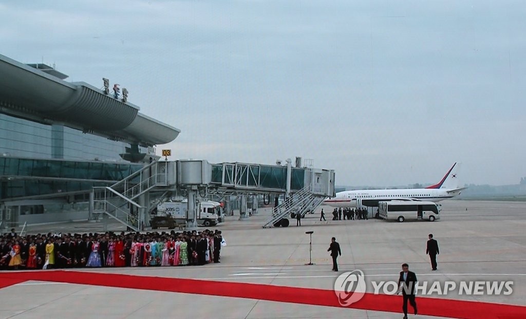Kim Jong Un ra sân bay đón Tổng thống Moon ảnh 4 Kim Jong Un ra san bay don Tong thong Moon anh 4