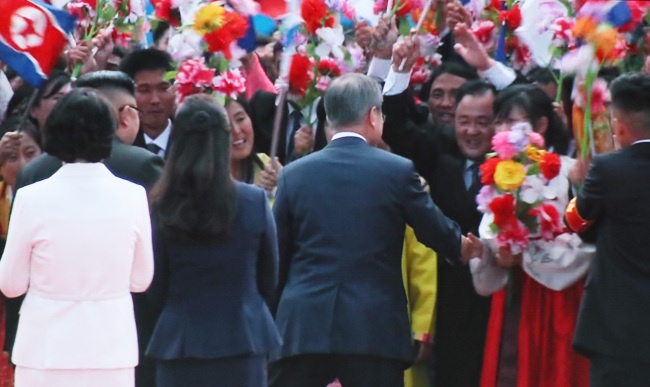 Kim Jong Un ra sân bay đón Tổng thống Moon ảnh 3 Kim Jong Un ra san bay don Tong thong Moon anh 3