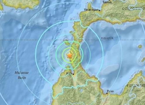 Dong dat manh 7,7 do, Indonesia canh bao song than hinh anh