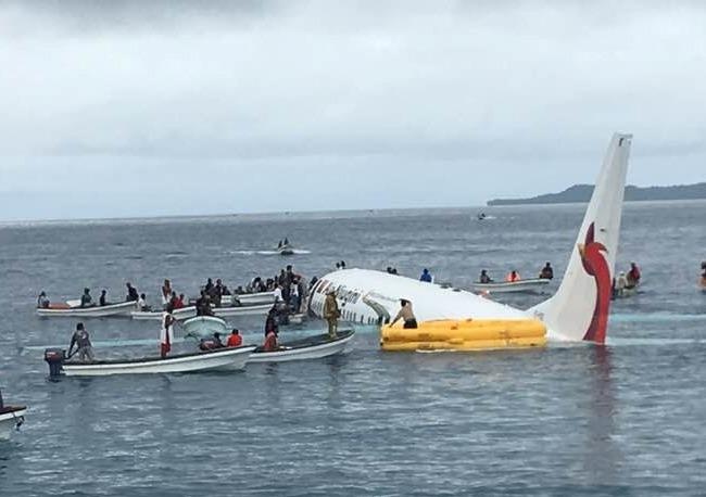 4 cong dan Viet Nam tren may bay gap nan tai Micronesia hinh anh