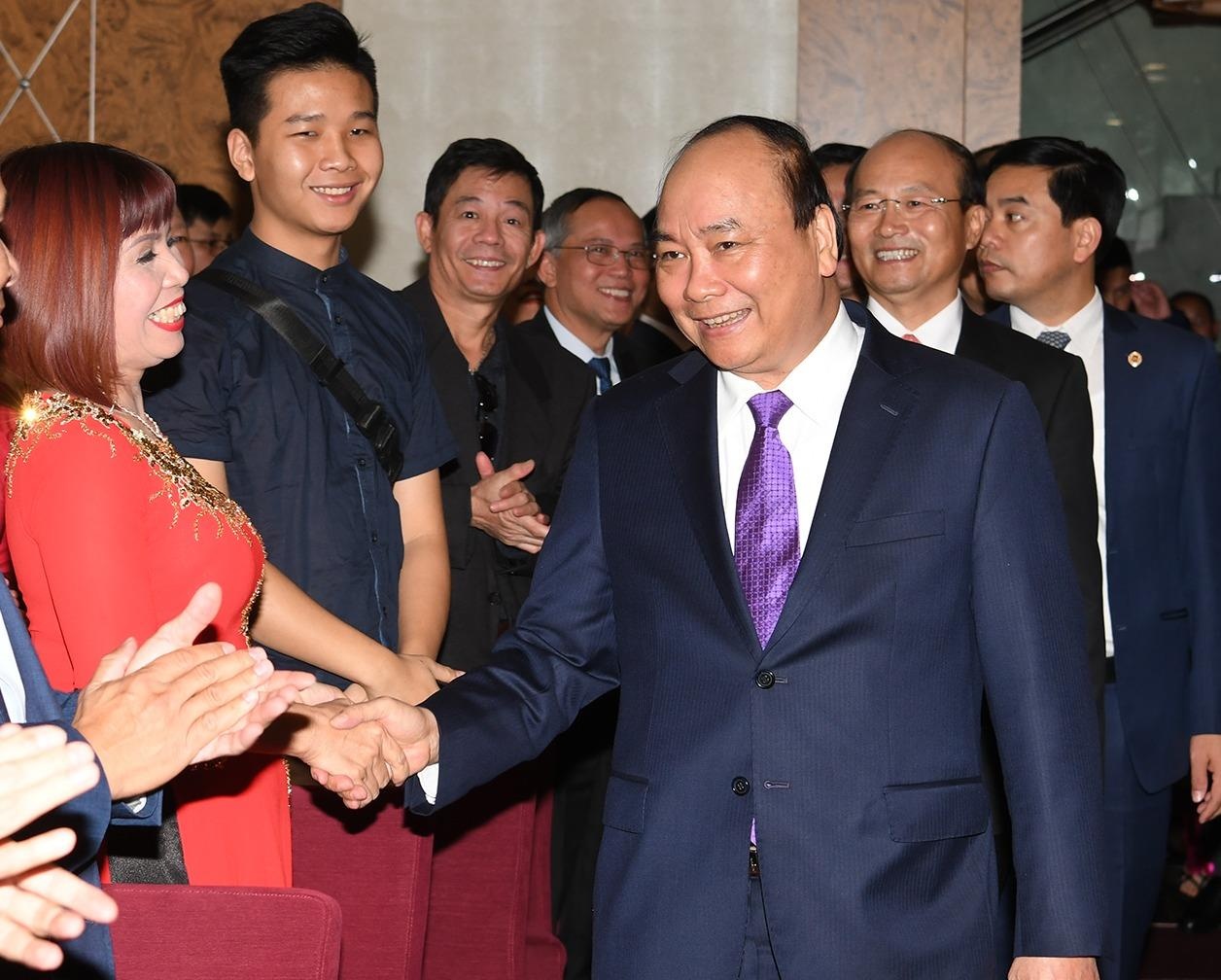 Thu tuong: Ba con noi, Chinh phu lang nghe hinh anh