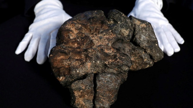 Cong ty Xuan Truong mua thien thach Mat Trang gia hon 600.000 USD hinh anh