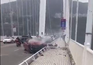 Xe buyt cho nhieu nguoi roi xuong song Duong Tu o Trung Quoc hinh anh