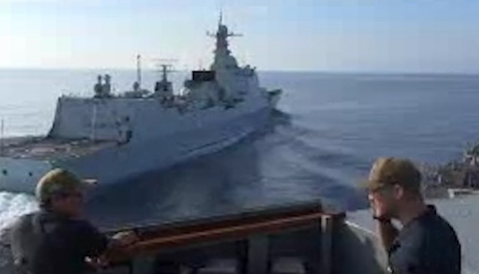 Can canh tau Trung Quoc ap sat tau chien My tren Bien Dong hinh anh