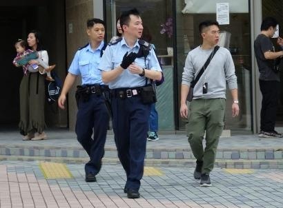 Cong to vien Hong Kong nhay lau tu sat giua nghi an tan cong tinh duc hinh anh