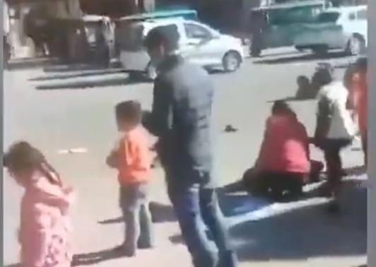 'Xe dien' lao vao hoc sinh cap 1 TQ: 5 nguoi chet, 18 nguoi bi thuong hinh anh