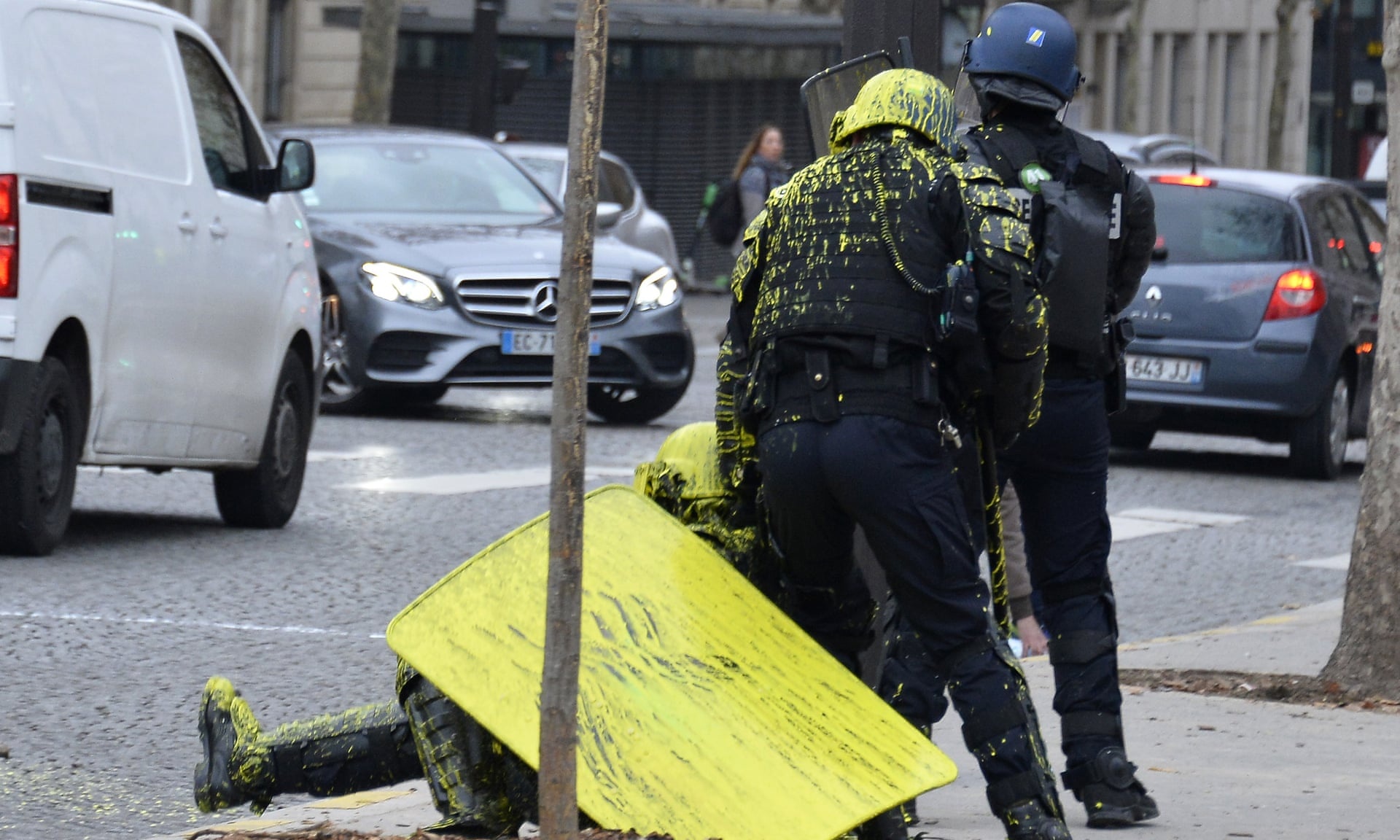 bieu tinh Phap leo thang bao luc anh 8