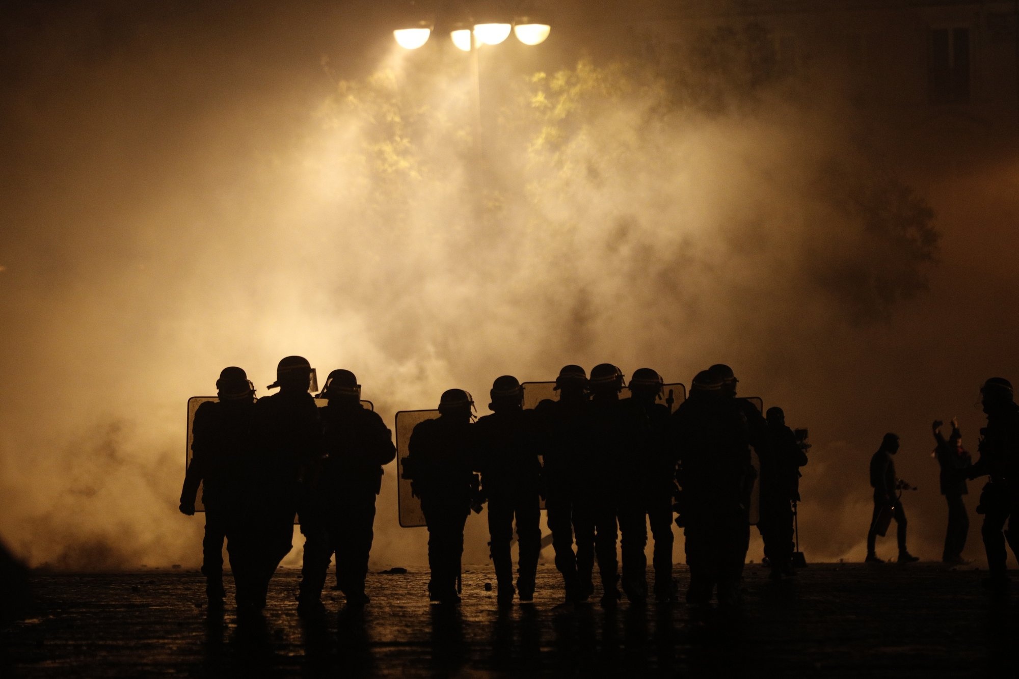 bieu tinh Phap leo thang bao luc anh 13