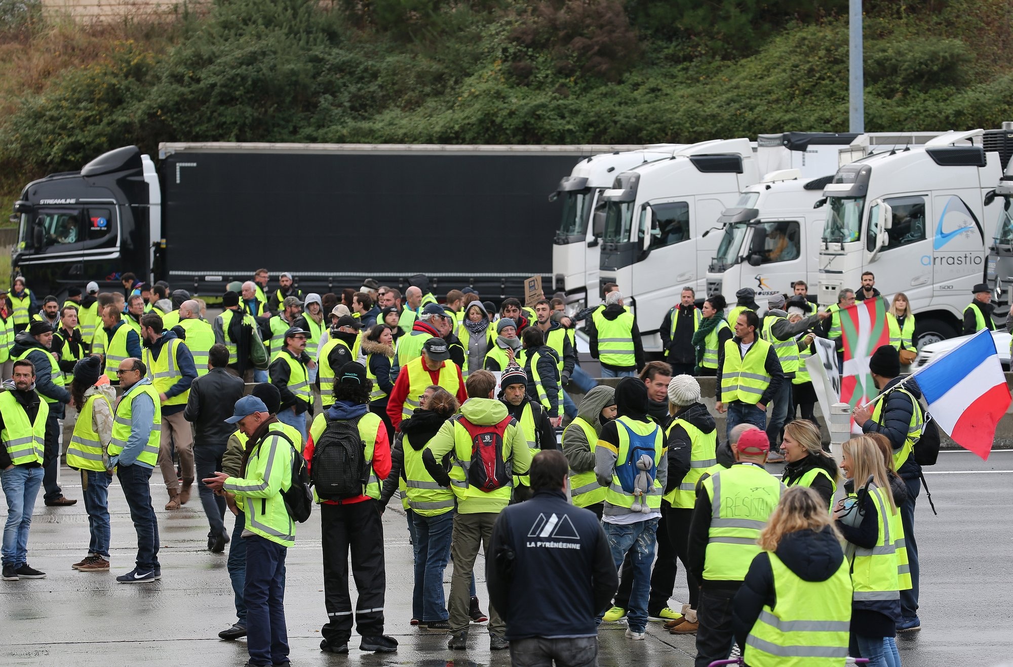 bieu tinh Phap leo thang bao luc anh 7