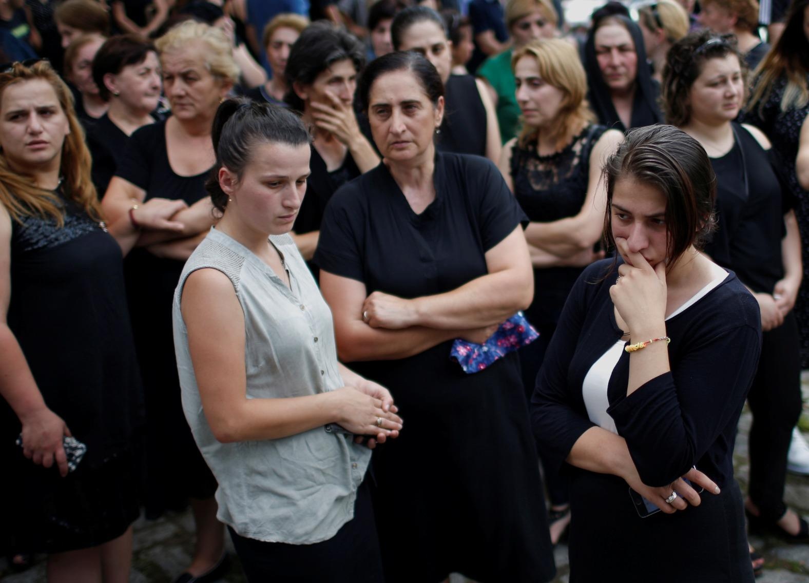 Thi tran Gruzia noi nguoi dan danh cuoc voi tu than duoi nhung ham mo hinh anh