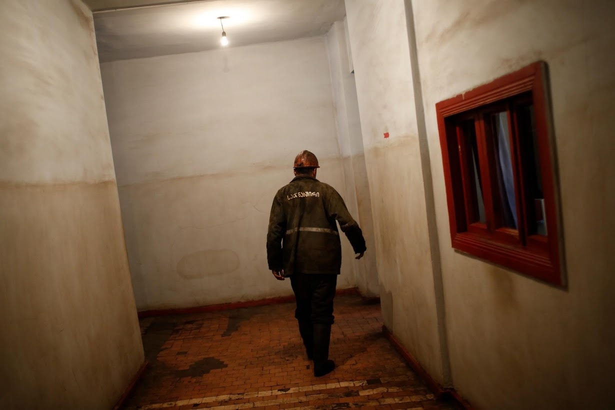 danh cuoc voi tu than duoi ham mo anh 2