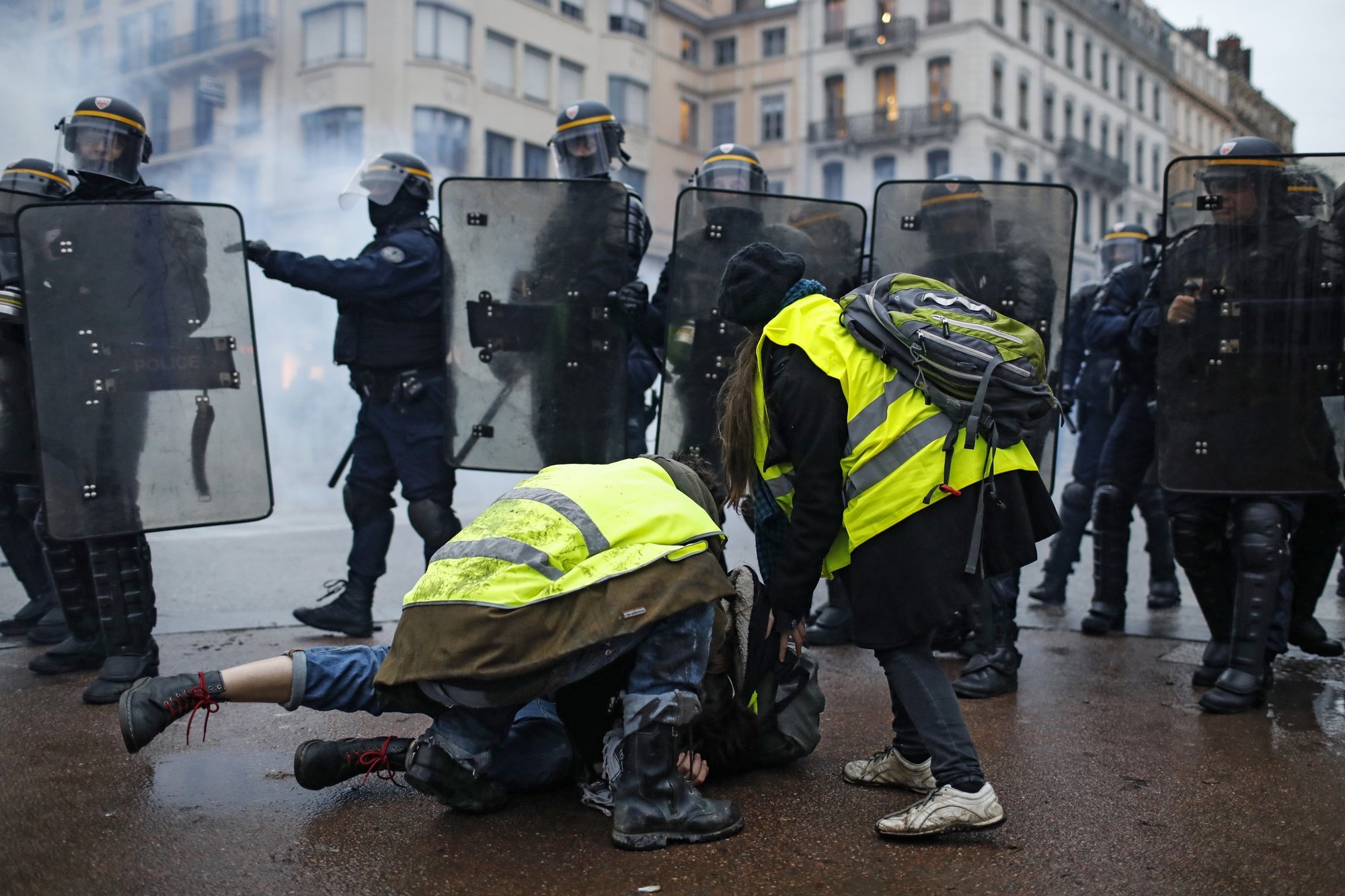 Phap lo so bao loan thanh 'tham hoa', bat giu hon 1.700 nguoi hinh anh