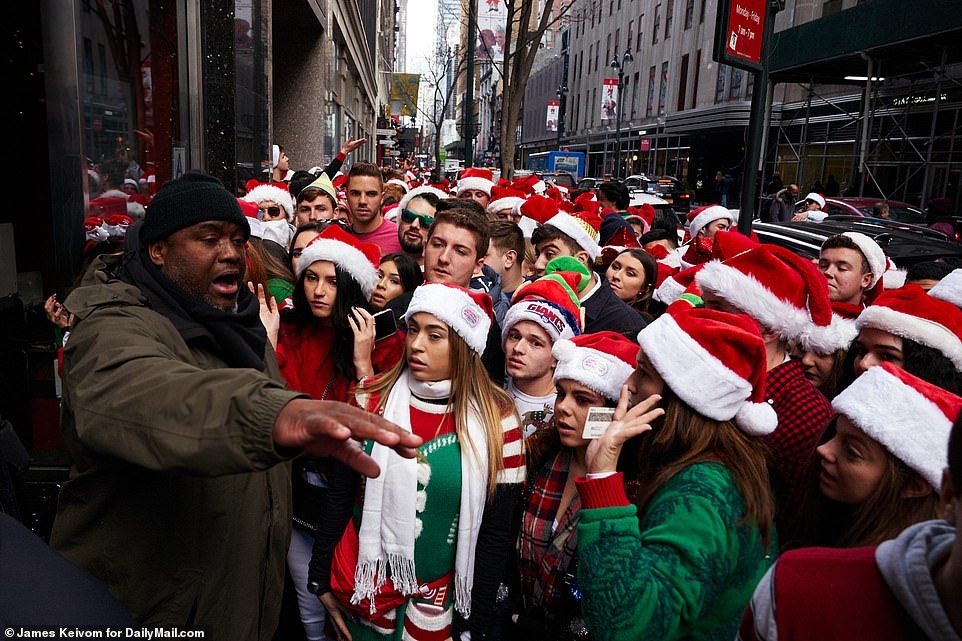 ong gia noel noi loan anh 8