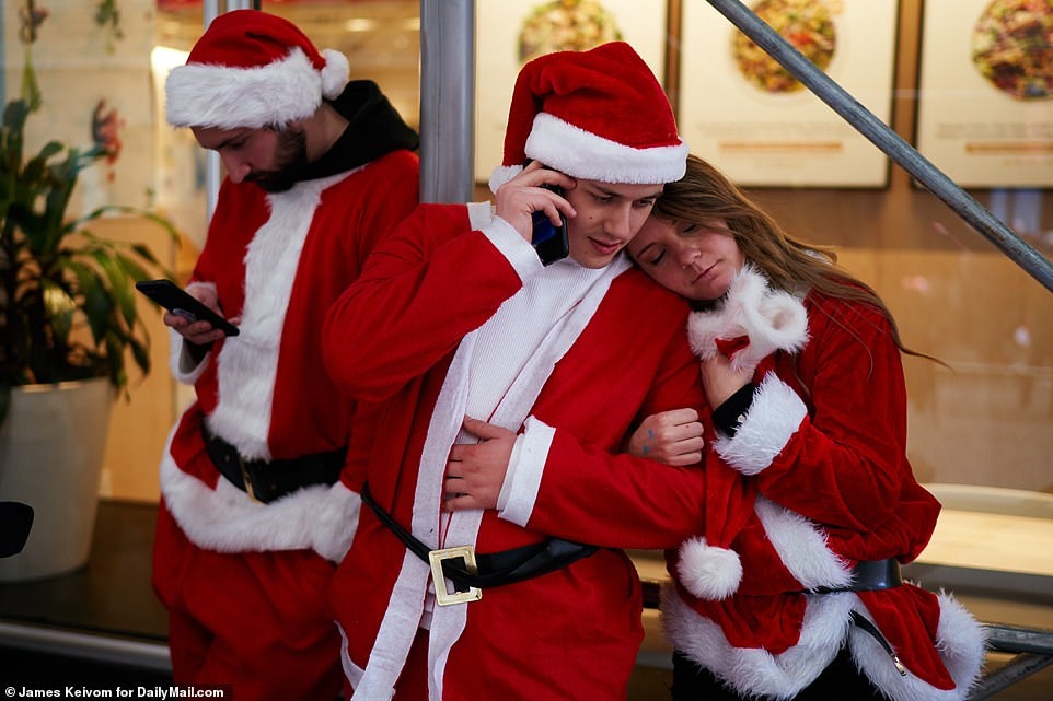 ong gia noel noi loan anh 9