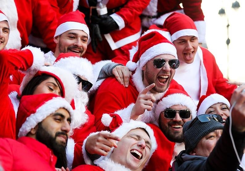 New York dau dau voi le hoi nhung ong gia Noel 'noi loan', say bi ti hinh anh