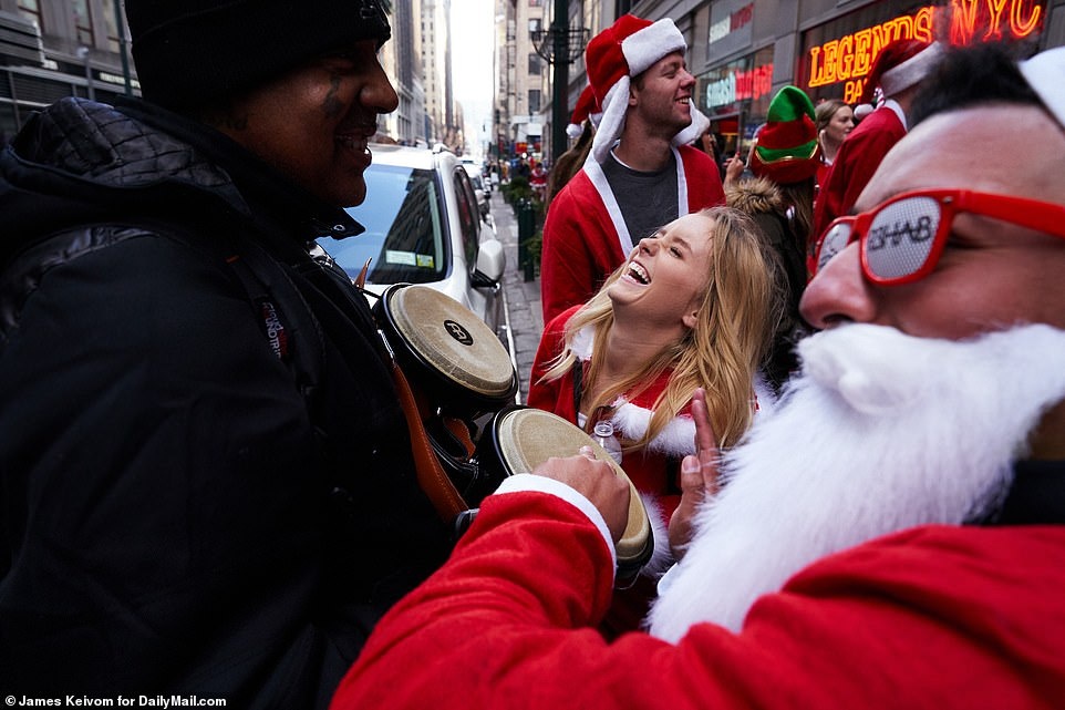 ong gia noel noi loan anh 14