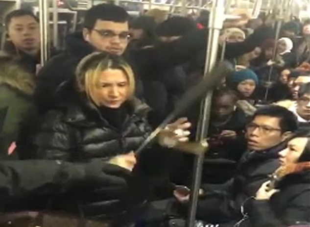 Bat nghi pham hanh hung co gai goc A tren tau dien ngam New York hinh anh