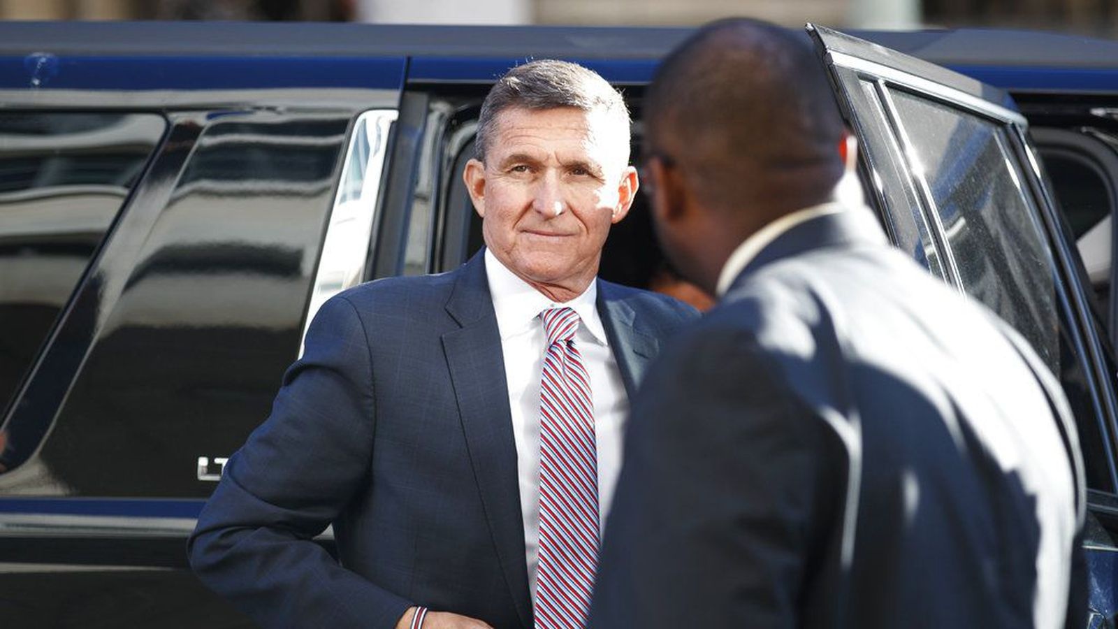 Cuu co van an ninh cua TT Trump bi cao buoc toi ban nuoc hinh anh