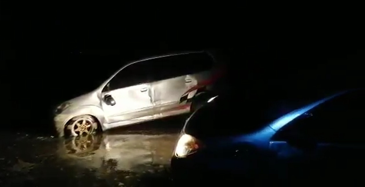 Duong pho Indonesia ngap nuoc, oto lat nghieng vi song than hinh anh