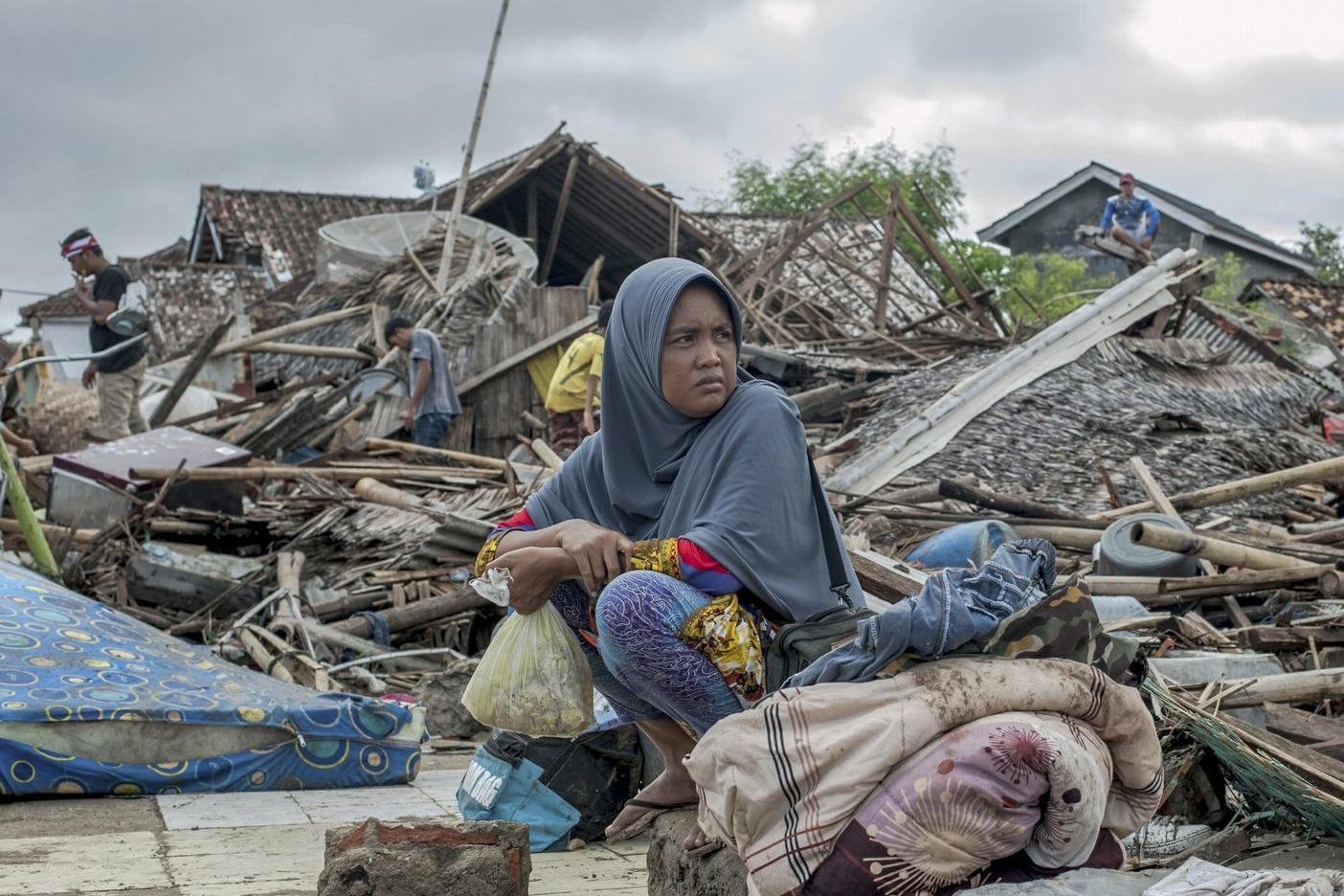 373 nguoi chet vi song than, Indonesia chay dua cuu nan hinh anh